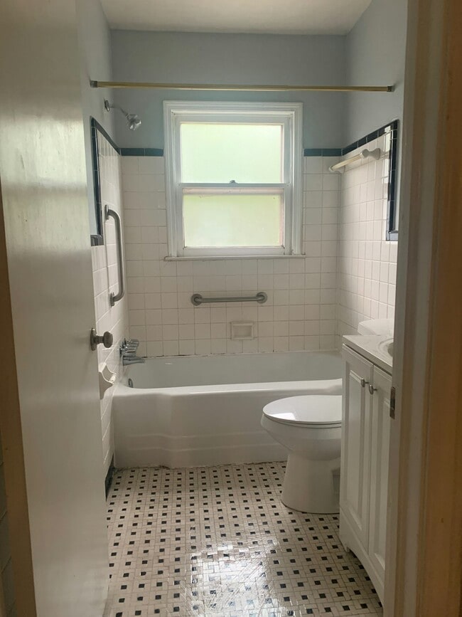 Building Photo - 117 Shadowmoor Dr