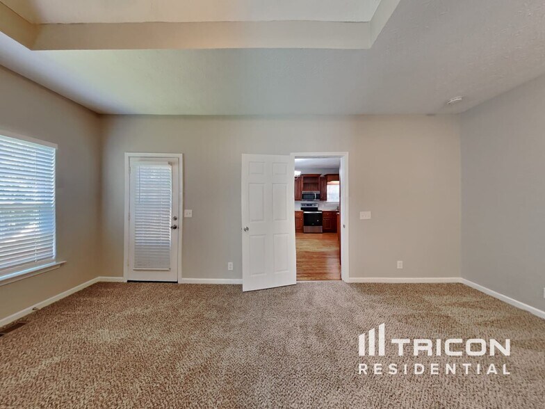 Building Photo - 316 Lone Oak Dr