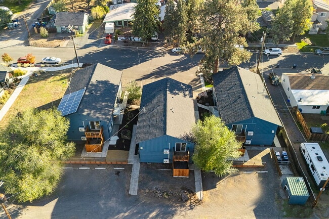 Building Photo - Affordable, Attractive 2-bed in a small Complex