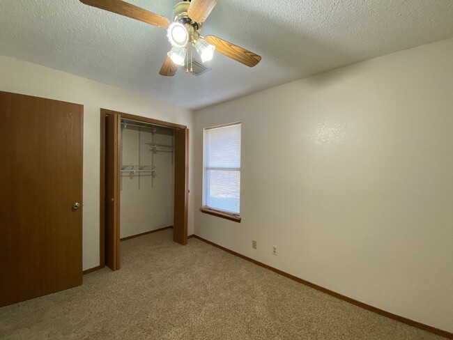 Building Photo - 2 bedroom 1 bathroom Duplex in Broken Arrow!!