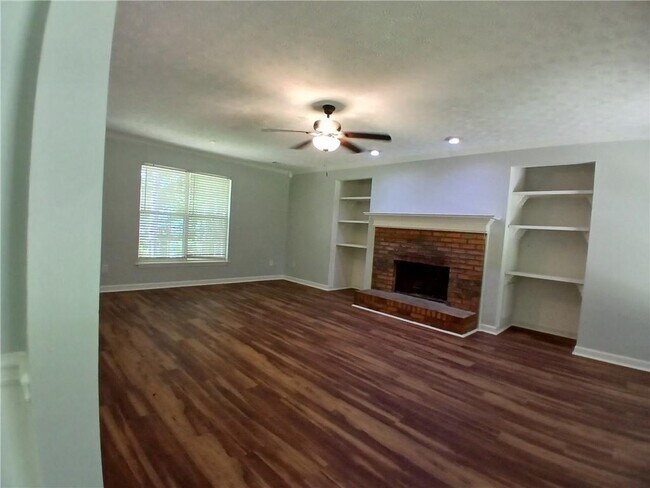Building Photo - 3004 Dogwood Ln
