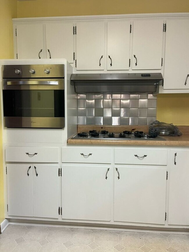 Building Photo - Charming 4 Bed 2.5 Bath Home With Nice Wooded Back Yard!