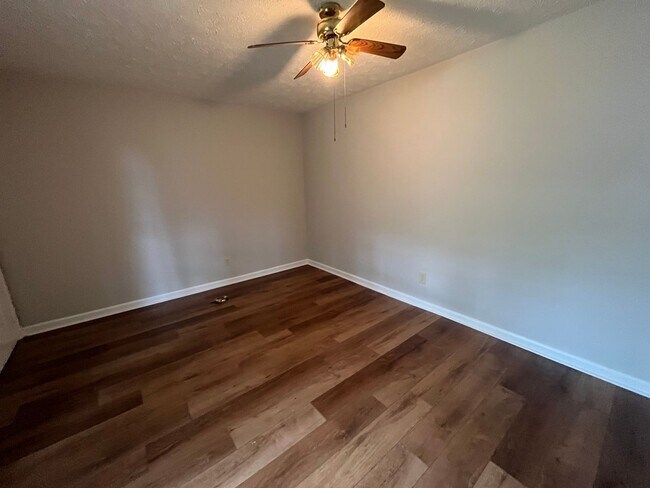 Building Photo - 686/688 Old Summerville Rd