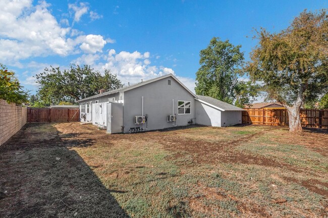 Building Photo - Adorable Renovated 3 Bedroom 2 Bath Single...