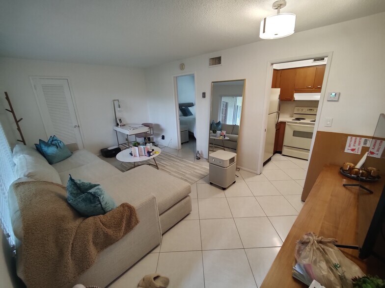 Building Photo - 301 E Royal Palm Rd