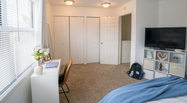 Building Photo - 917 Burcham Dr