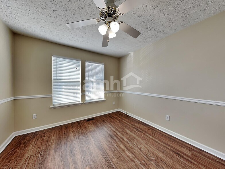 Building Photo - 227 Starlyn Dr