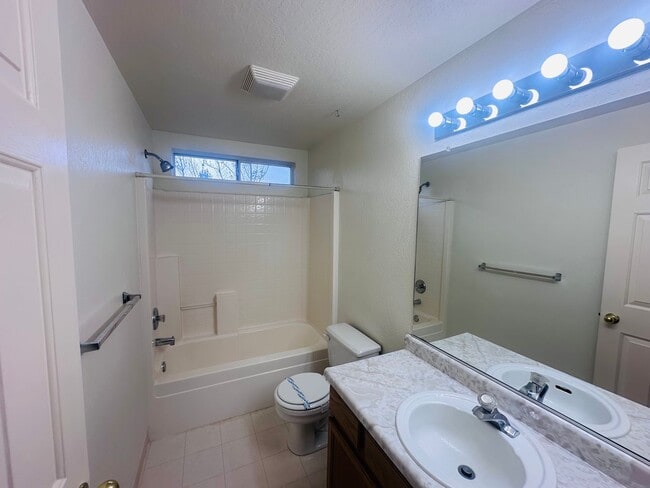 Building Photo - Spacious 3 Bedroom 2.5 Bath Home In NW Ren...