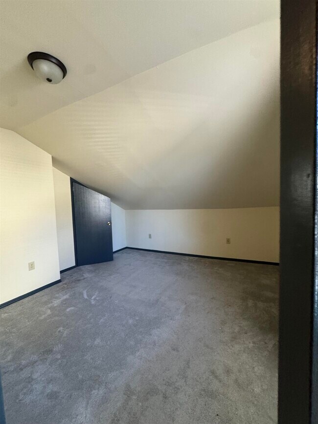 Building Photo - 620 Lyons Ave