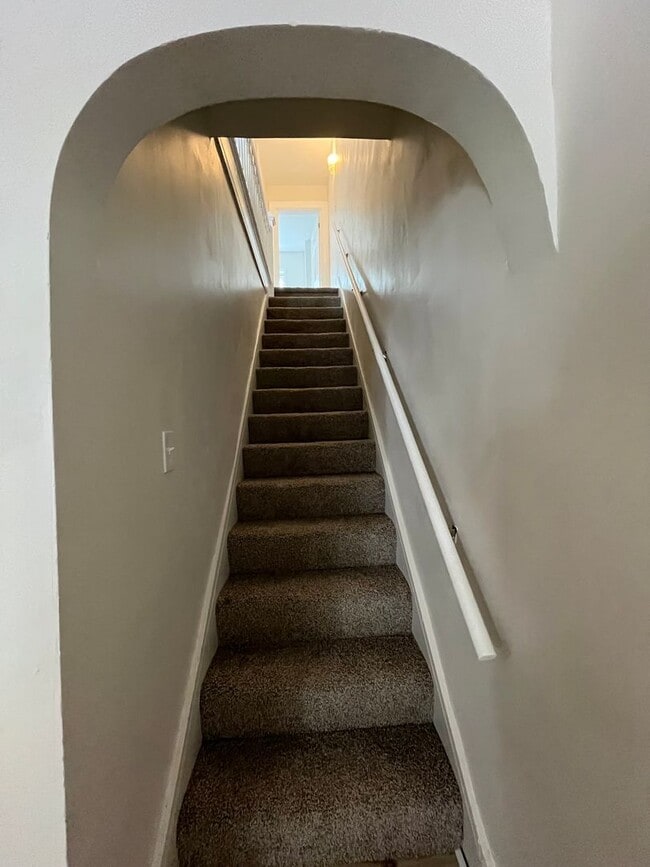 Building Photo - Large 2 Bed, 1 Bath Home, with Office/Bonus Room! Available Now!