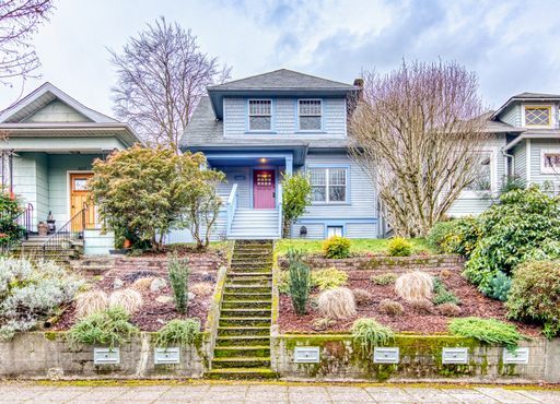 Primary Photo - Beautiful 3 Bedroom Home in the Heart of Q...