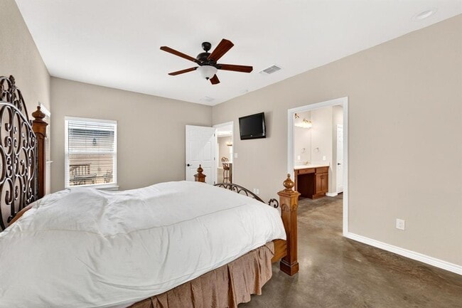 Building Photo - 606 Rogart Dr