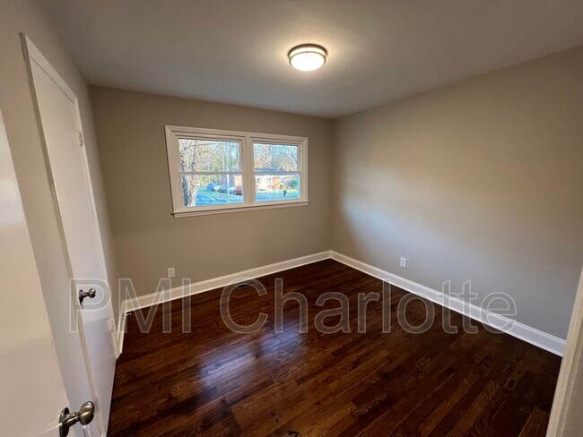 Building Photo - 1037 Newcastle Rd