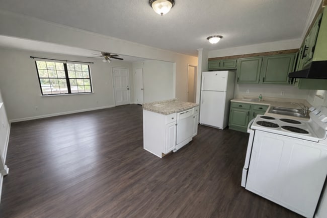 Building Photo - Lenoir City 37771 - 3 bedroom, 2 bath home - Contact Tara Hayes (865) 242-8010