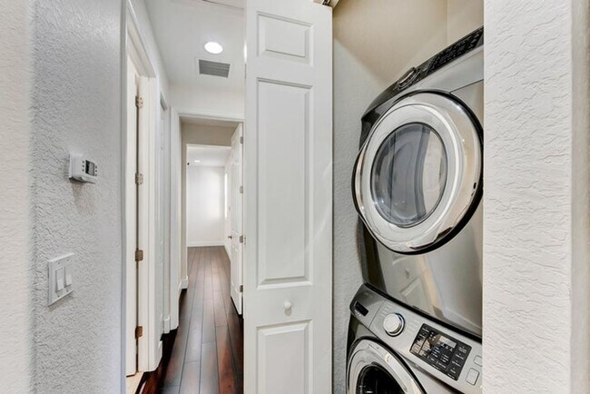 Building Photo - 406 NW 25th Ave