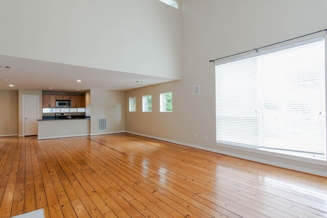 Building Photo - Stunning Contemporary 3-Story 3/2/2 Townhome in Oaklawn Gated Community!