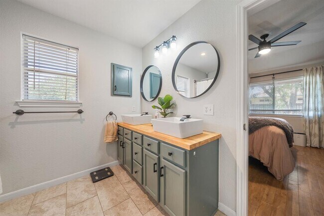 Building Photo - 301 Zebra Dr