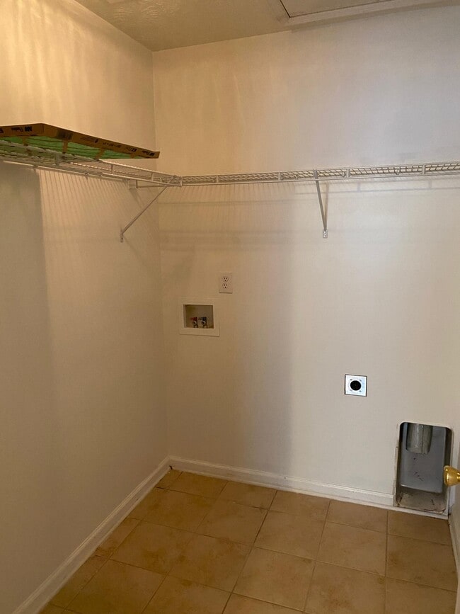 Building Photo - 128 Photinia Dr