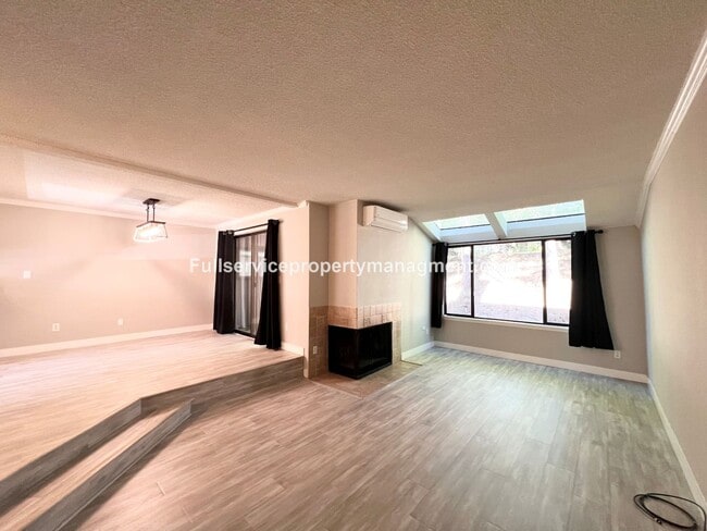 Building Photo - Spacious and bright Bellevue condo you won't want to miss!