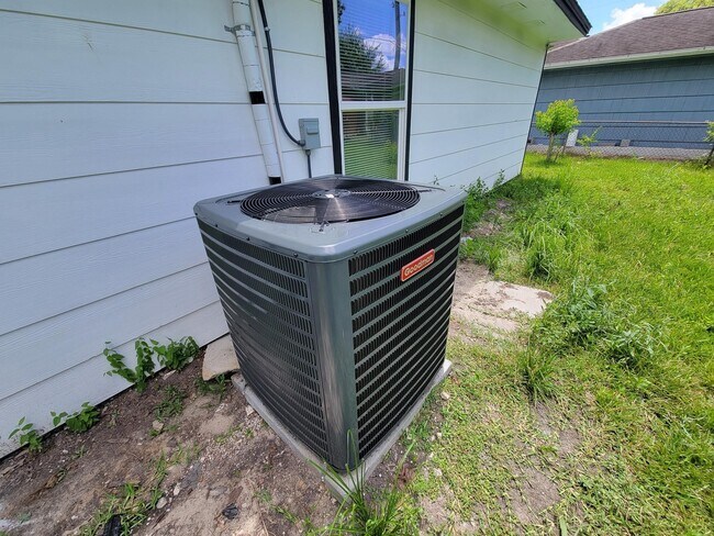 Building Photo - 2810 Forest Oaks Dr