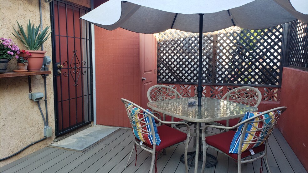 300 ft sq private patio - 4049 Sunset Dr