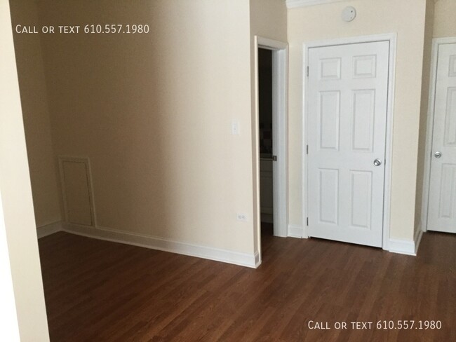 Building Photo - Large Studio Apartment with high ceilings ...