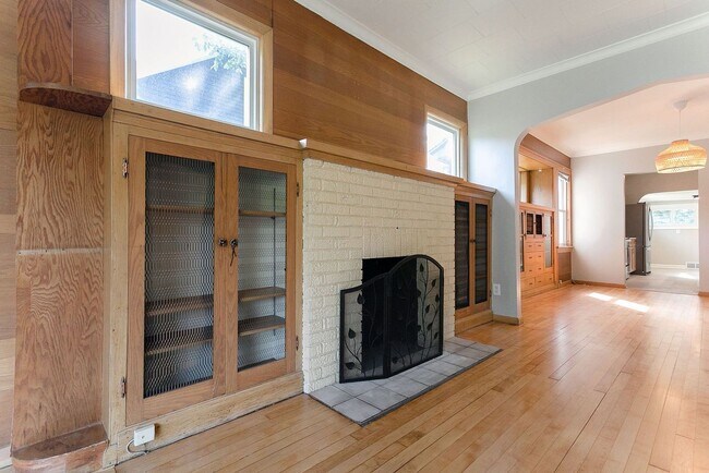 Building Photo - Updated 5 bedroom 2 bath single family house