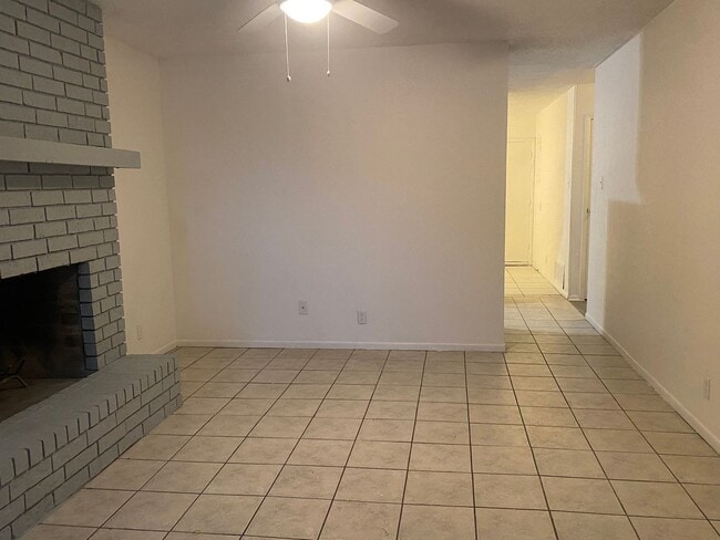 Building Photo - 2 BEDROOM DUPLEX, LAWN CARE AND WATER INCL...