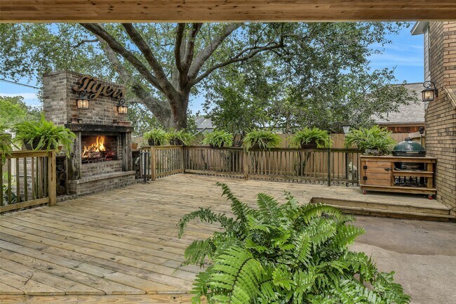 Building Photo - 2111 Riverside Dr