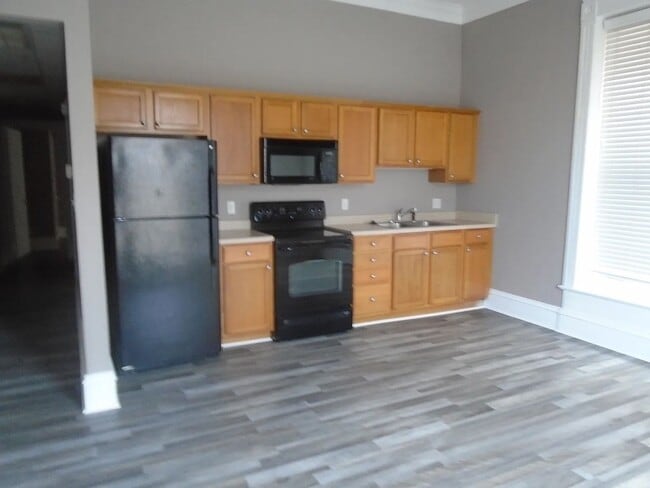 Building Photo - 200 E 9th St