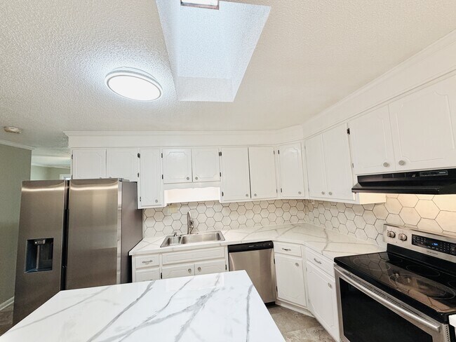 Building Photo - 7905 Castleton Ln