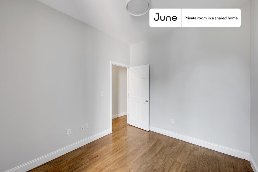 Building Photo - Private bedroom in 4 bed/1 bath Home