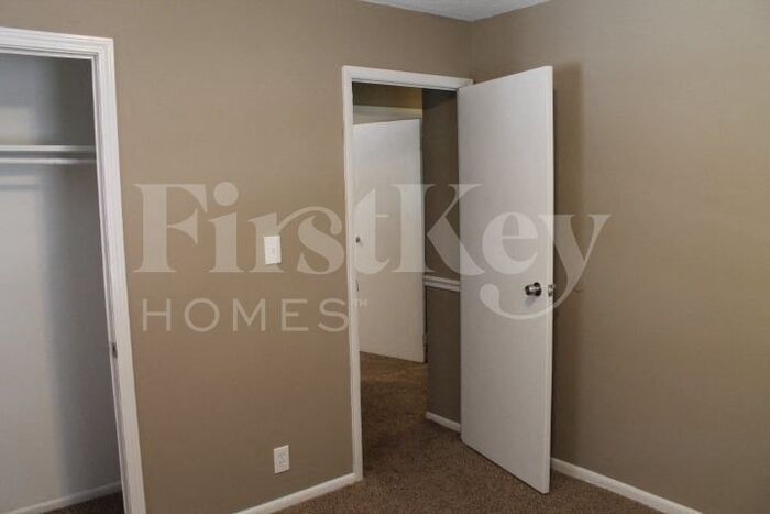 Building Photo - 805 N Powahatan Dr