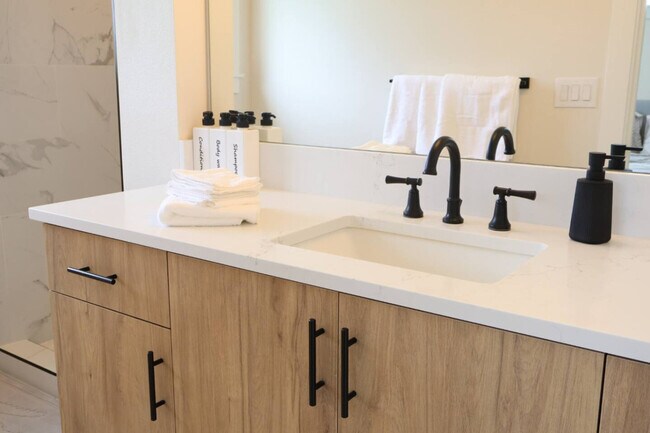 Building Photo - 204 E 35th St