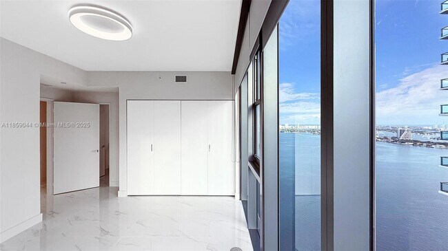 Building Photo - 700 NE 24th St