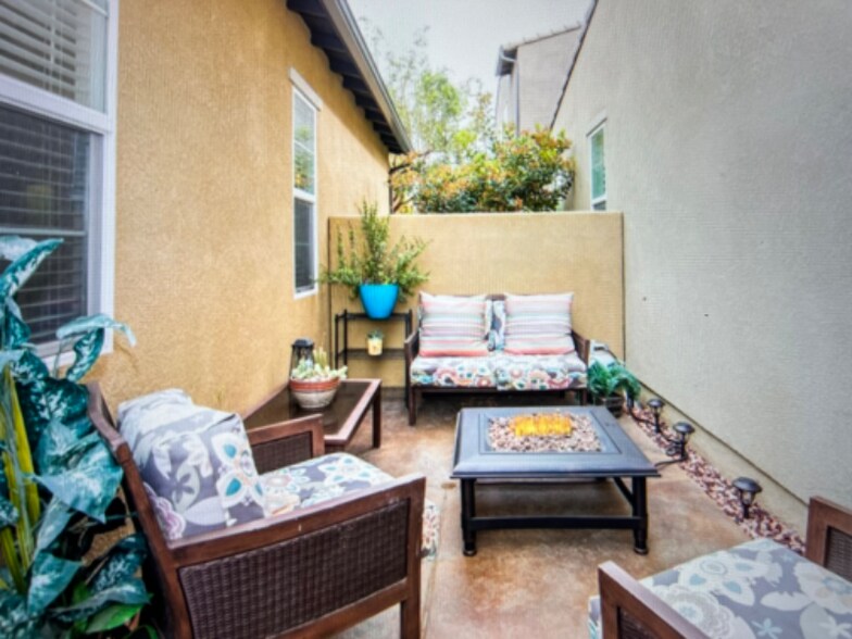 Building Photo - 37435 Paseo Tulipa