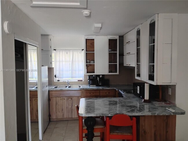 Building Photo - 305 SE 12th Ave