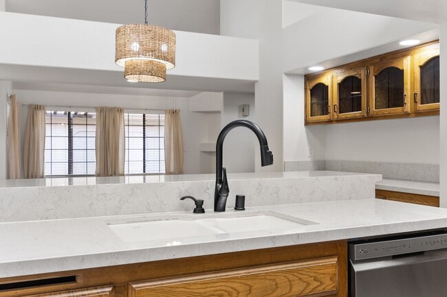 Building Photo - Beautiful Home in the Vineyards!