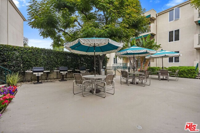 Building Photo - 4501 Cedros Ave