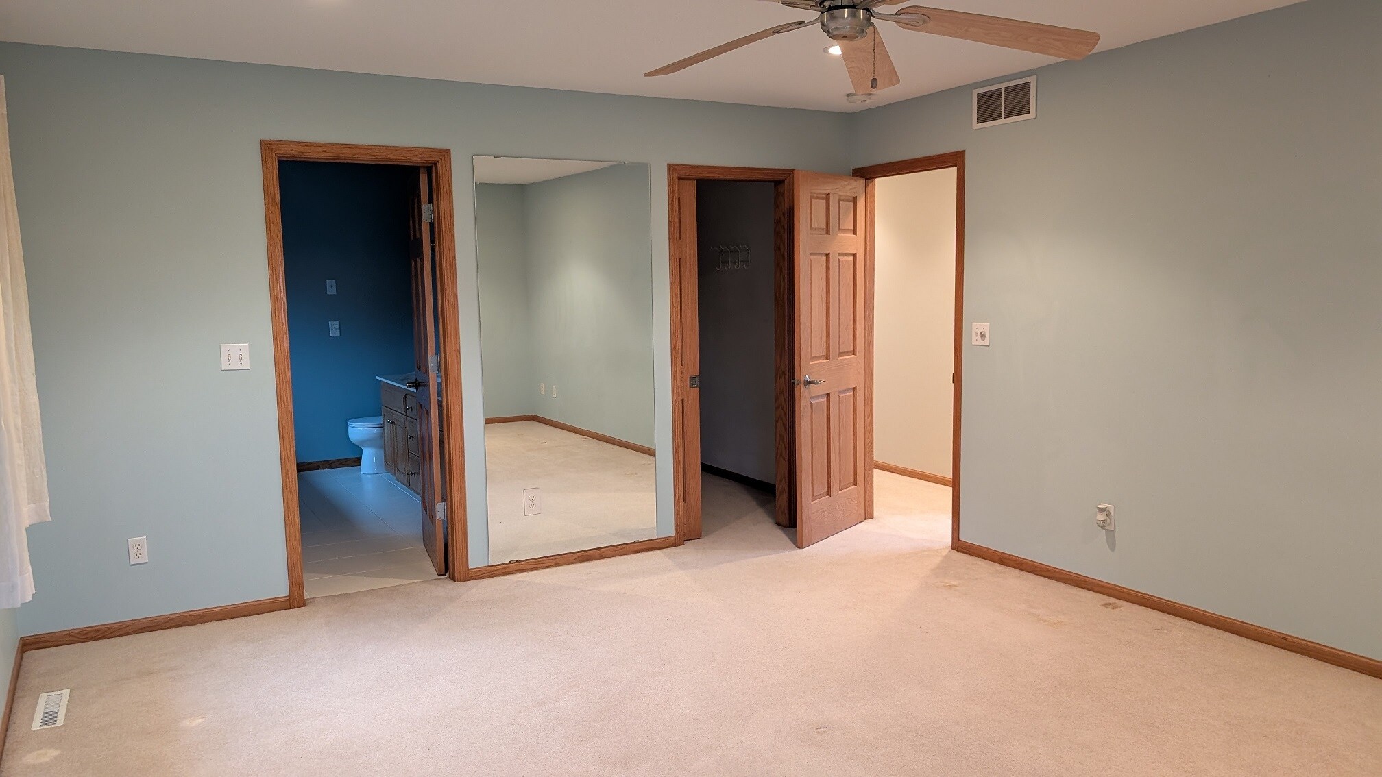 Primary bedroom with on-suite bathroom and walk-in closet - 2669 Kathleen Ln NE