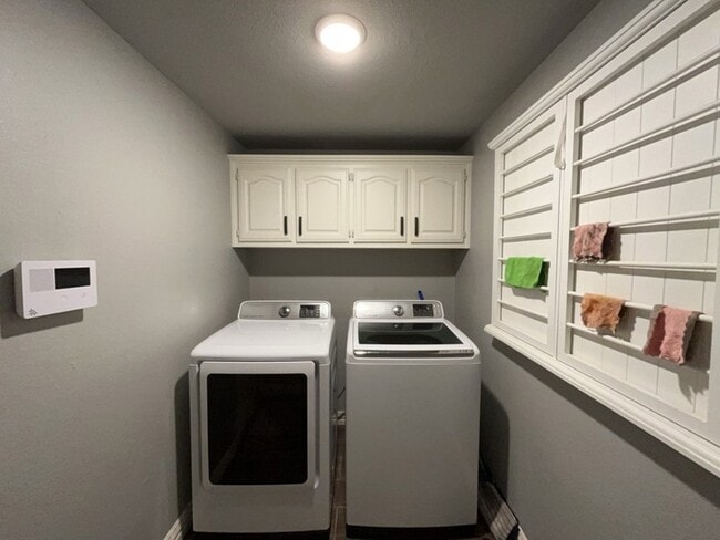 Building Photo - 3909 Meadow Dr