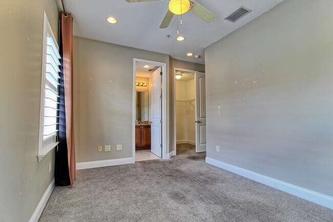 3rd Floor Bedroom with Private Bathroom, and Walk-In-Closet - 111 N Albany Ave