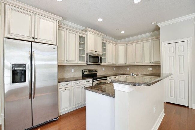 Building Photo - Stunning 2/2.5 Spacious Townhome with a Lo...