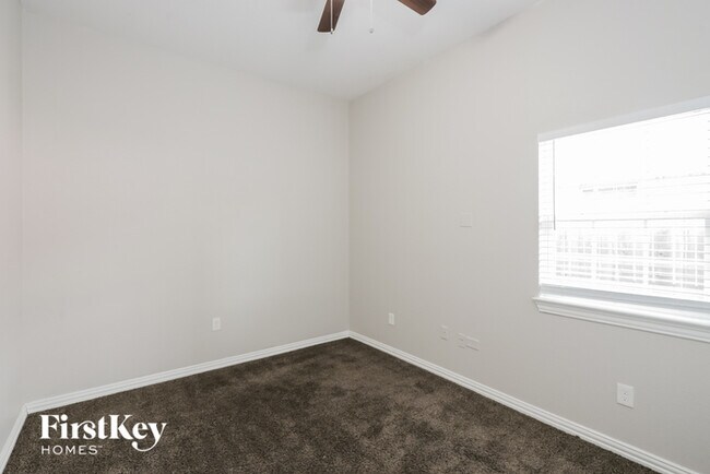 Building Photo - 1633 Mockingbird Ln