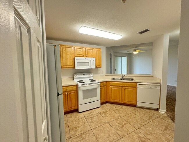 Building Photo - Las Palmas, one-bedroom first floor condo with garage!