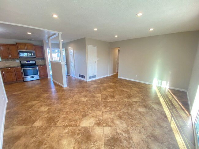 Building Photo - Beautiful Buena Park 4 Bedroom w/ AC For R...