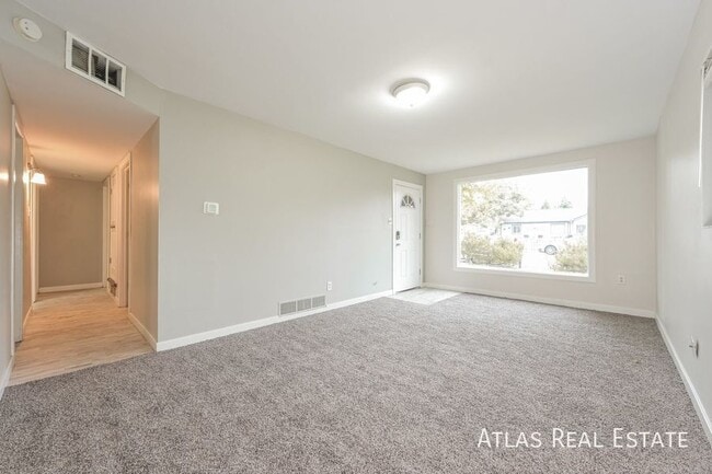 Building Photo - 1092 Worchester St