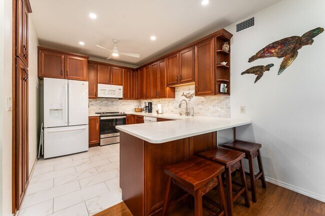 Building Photo - Beautiful Renovated and Furnished 2 bed/2 bath, walk to the beach