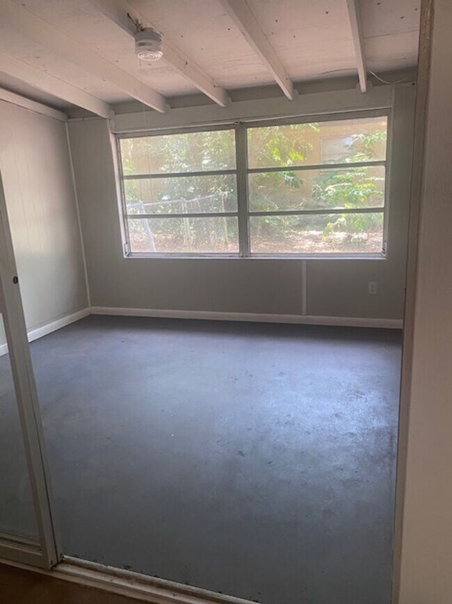 Building Photo - 3 Bed 1 Bath Home | Pet Friendly | Large F...