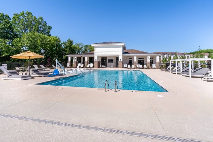 Building Photo - Hawthorne at Whitehall